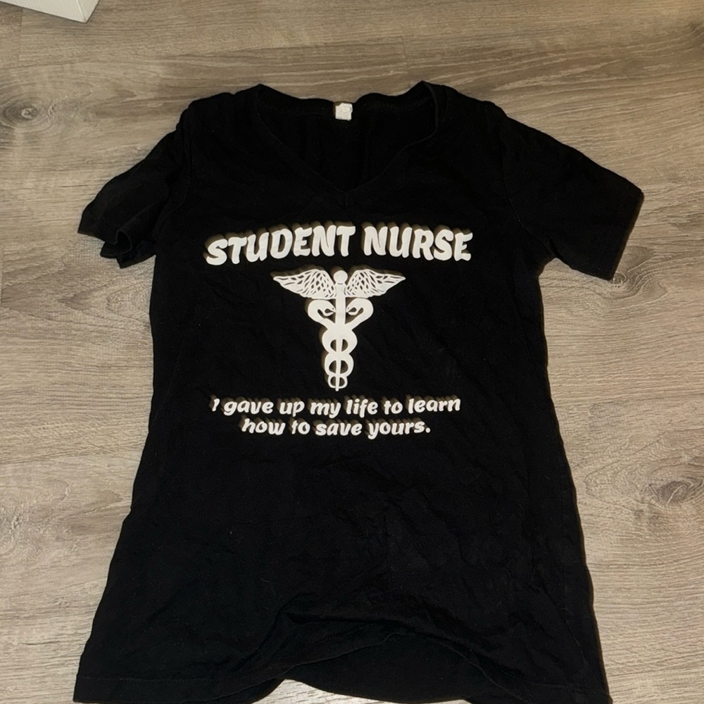 Short sleeve black T-shirt student nurse.